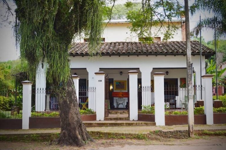 Alto Aregua Galeria de Arte y Posada