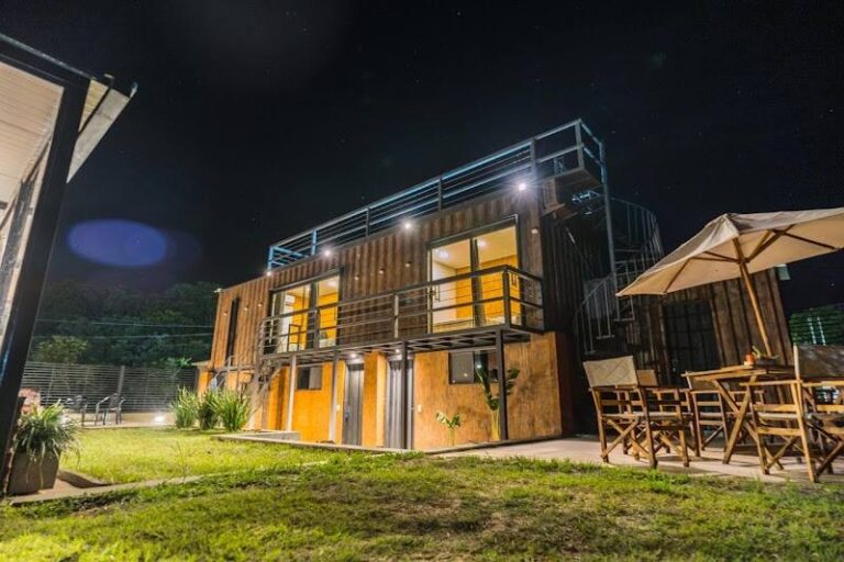 Sirena del Sur, Lodge